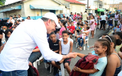Secretario General del PRSC Papito Cruz entrega útiles escolares en sectores vulnerables de Santiago previo al inicio del año escolar 2026-2027